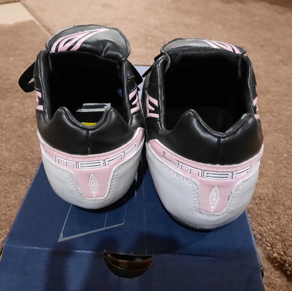 Women Umbro soccer cleats - Picture 4 of 7